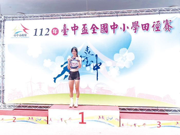 金門高中田徑好手林玟在臺中盃高女組1500公尺奪冠，破大會紀錄。（金門高中提供）