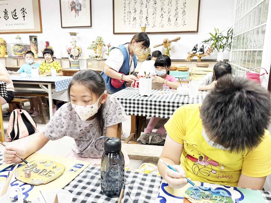 金門縣陶瓷廠近期推出了一系列富有創意的學習工作坊，此次活動是製作獨一無二的陶瓷門牌。（辛亦姵攝）