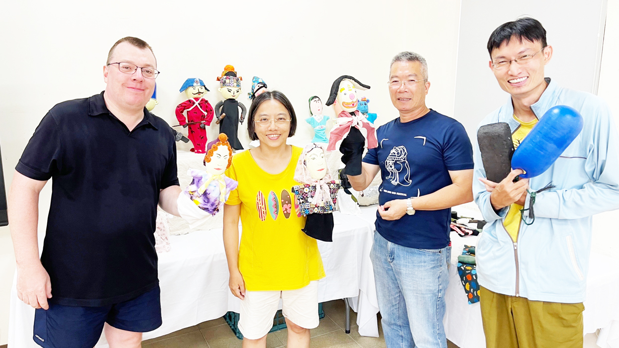 駐縣藝術家蔡明璇、高大衛,《浯島光影紀事》駐村成果展覽,於大洋里民活動中心展出,鎮長吳有家也到場參觀並體驗海廢劇偶以及光影紙偶操作,內容有兩次工作坊自創及與學員、社區民眾一同創作之作品,機會難得,歡迎民眾前往參觀。(陳麗妤攝)