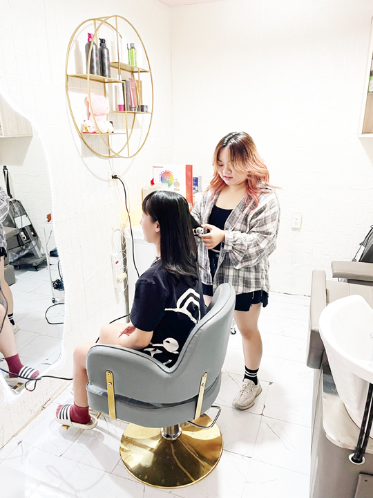 陳航天的美髮工作室只有一個座位,她專心為一個客人服務。(陳冠霖攝)