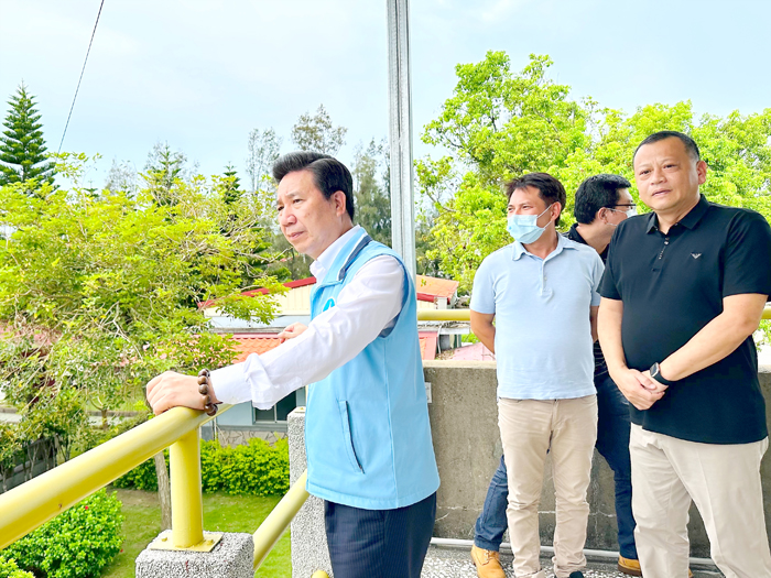 防範颱風蘇拉來襲,縣長陳福海前往養護工程所視察。(養護工程所提供)