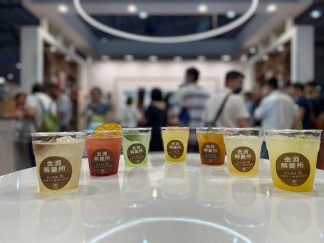 現場推出高粱酒調飲，深受民眾歡迎。（金門酒廠提供）