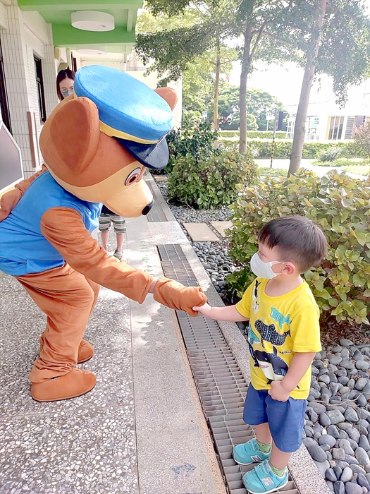 述美國小附設幼兒園，特別於開學前一日（8月29日）辦理迎新活動，幼兒園新生闖關體驗，提前熟悉環境，認識同學，過程歡樂又溫馨。（述美國小提供）