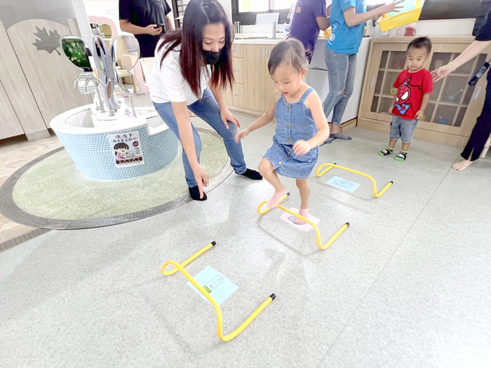 述美國小附設幼兒園，特別於開學前一日（8月29日）辦理迎新活動，幼兒園新生闖關體驗，提前熟悉環境，認識同學，過程歡樂又溫馨。（述美國小提供）