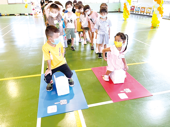 新生闖關，熟悉校園生活。（高凡淳攝）