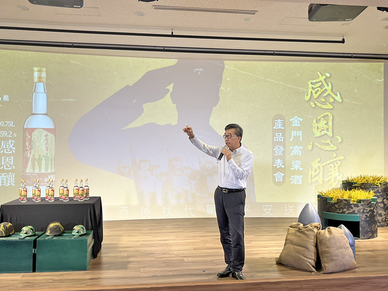 總經理丁丞康帶領現場細看酒液及品聞酒氣。(高凡淳攝)