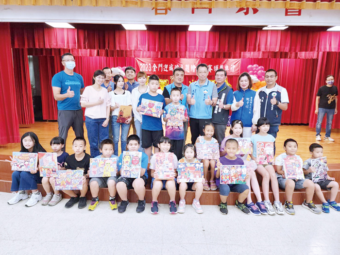 迎城隍兒童繪畫比賽頒獎典禮，獲獎者與貴賓合影。（許峻魁攝）
