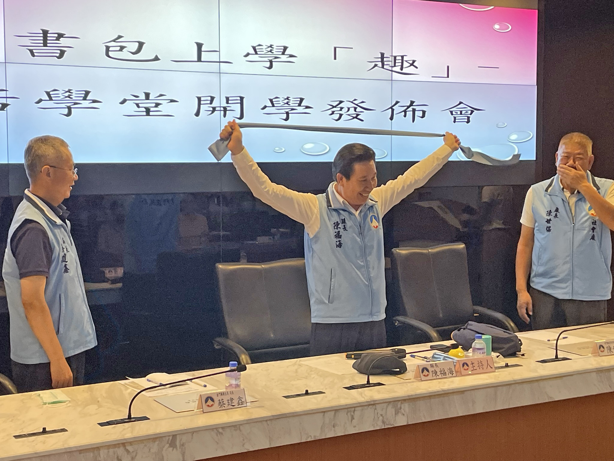 縣長陳福海教老人家使用彈力帶。(陳冠霖攝)