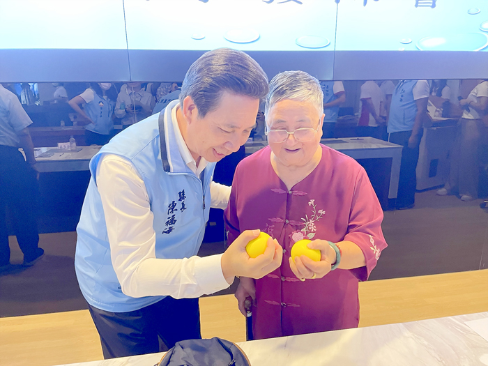 縣長陳福海教長者使用握力球。（陳冠霖攝）