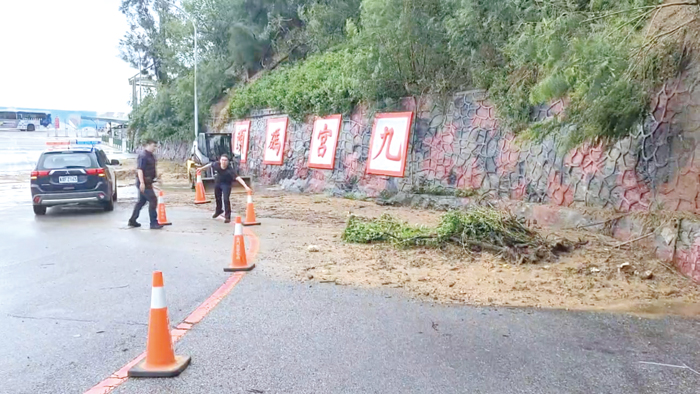 九宮碼頭擋土牆土石滑落，警方獲報到場安置交通錐。（讀者提供）