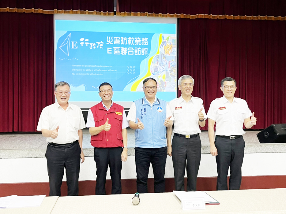 副縣長李文良（中）、吳武泰主任（左二）、呂英華局長（右二）等參與長官合影留念。（高凡淳攝）