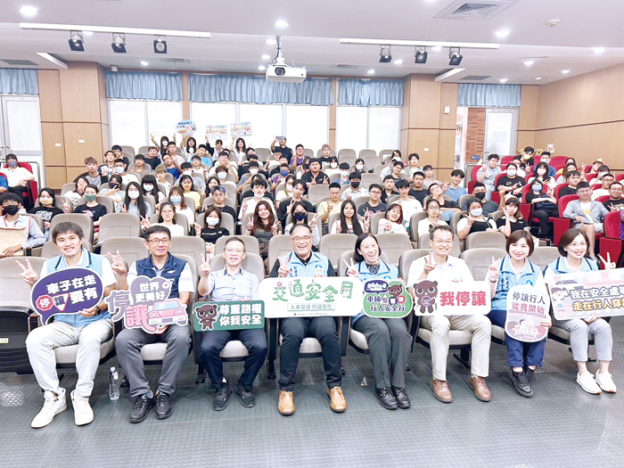 金門縣政府結合警察局、金門大學辦理112年交通安全月聯合宣導活動，副縣長李文良等人宣示交通安全月開跑。（許加泰攝）
