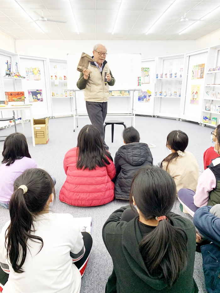 陳為學前進校園分享《浯江微瀾》等3本著作。（林靈攝）