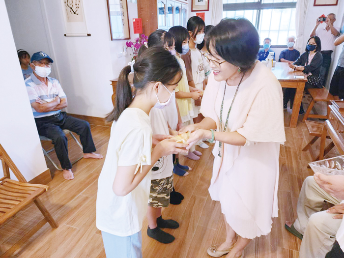 拜師儀式，贈飴相見歡。（許峻魁攝）
