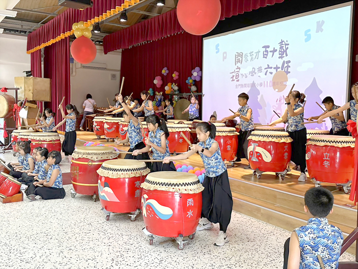 由校內大鼓隊表演熱鬧開場。（辛亦姵攝）