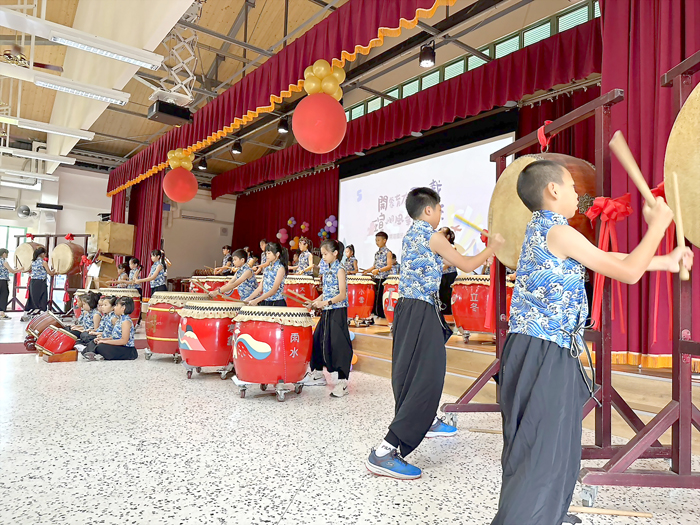 由校內大鼓隊表演熱鬧開場。（辛亦姵攝）