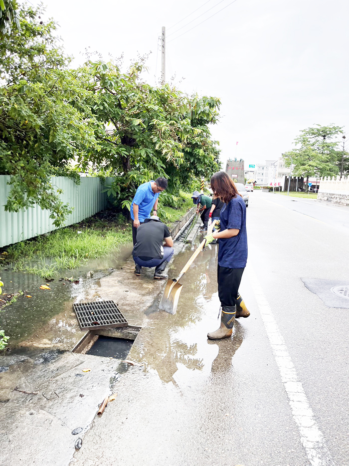 海葵颱風過境，烈嶼鄉公所清潔隊員清疏溝渠，維持溝渠排水功能正常運作。（烈嶼鄉公所提供）