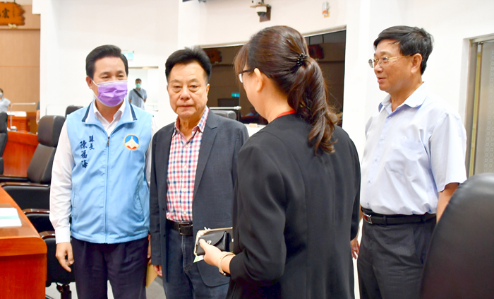 縣長陳福海(左一)、 議長洪允典(左二)與金門縣審計室審計官兼主任劉莉玲(右二)相見及交換意見。(楊水詠攝)
