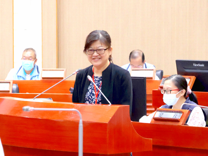審計部福建省金門縣審計室審計官兼主任劉莉玲在議會進行一一一年度金門縣總決算暨附屬單位決算及綜計表審核報告情形。(楊水詠攝)