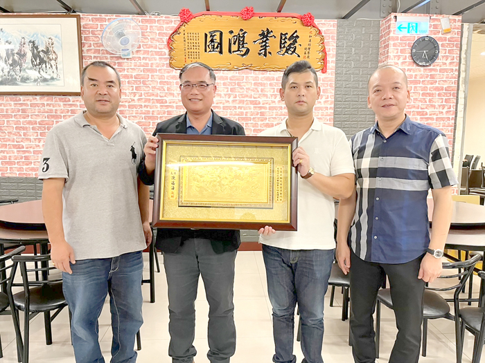 金門縣生存遊戲運動協會由王晨翰(右二)當選第四屆新任理事長,副縣長李文良(左二)致贈當選賀牌。(高凡淳攝)