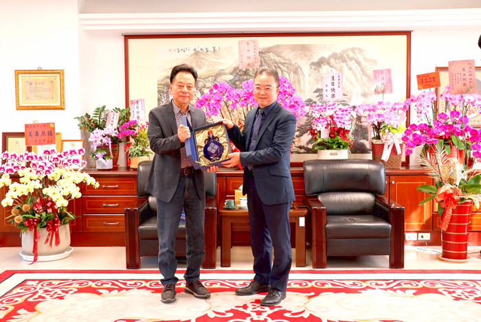 金門縣議長洪允典昨會晤新任福建金門地方法院院長陳連發，就司法園區選址交換意見。（議會提供）
