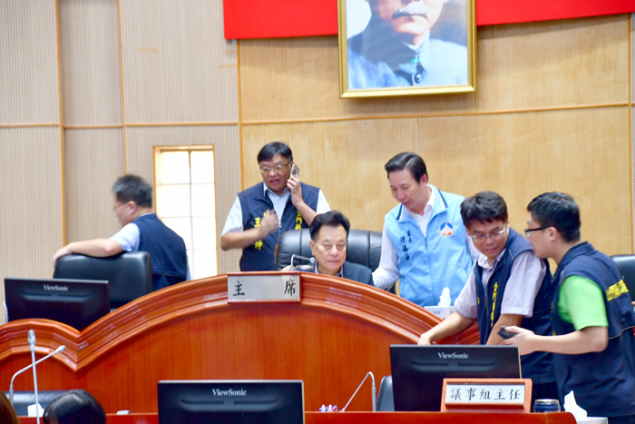 金門縣長陳福海至議會主席台向議長洪允典致意，感謝議會對縣政的支持。（楊水詠攝）