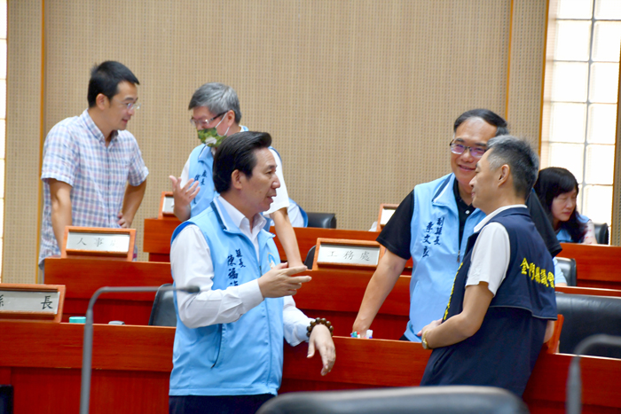 議員與縣長陳福海及縣府主官管互動討論縣政議題。（楊水詠攝）
