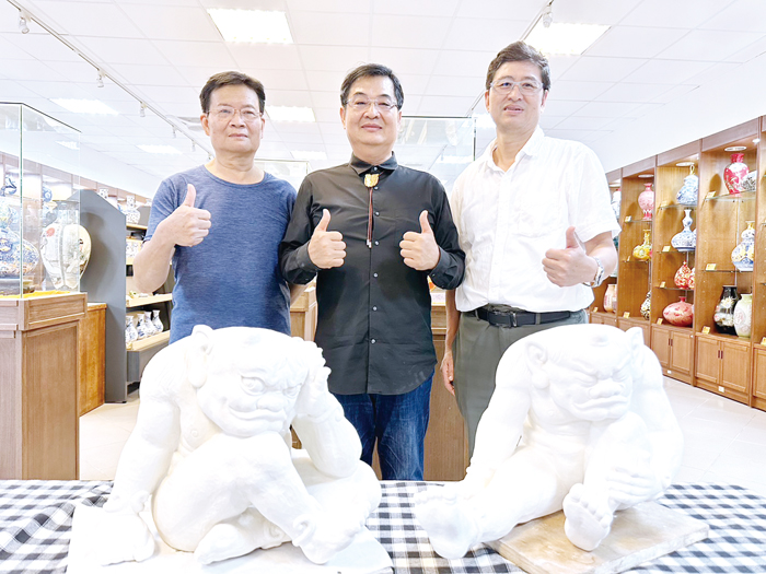 陳啟村藝師(中)、陶瓷廠廠長何桂泉(右)與開模師蔡金頤(左)和共同合作的「力士」產品合影。(辛亦姵攝)