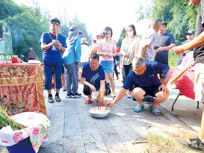 古崗舉行大垵拜海墘，祭拜好兄弟，祈求漁民平安。（許峻魁攝）