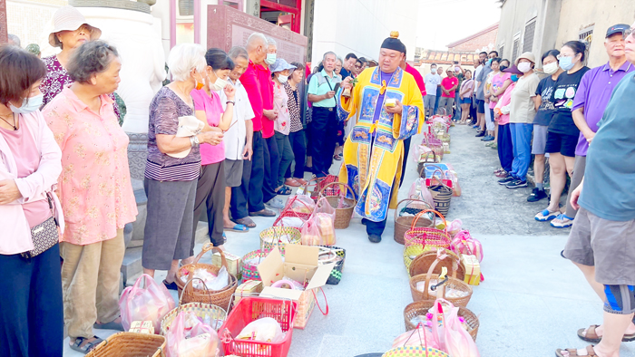 沙美地區民眾集體祭祀。（陳麗妤攝）