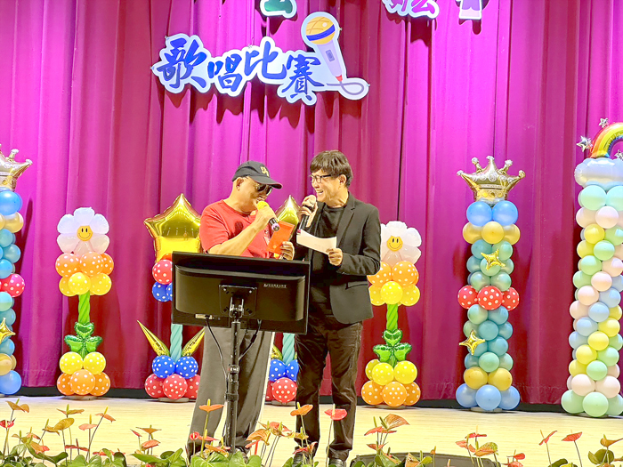 在金馬之聲主持人丁小東穿針引線下，參賽的長輩們個個粉墨登場，高歌一曲。（辛亦姵攝）