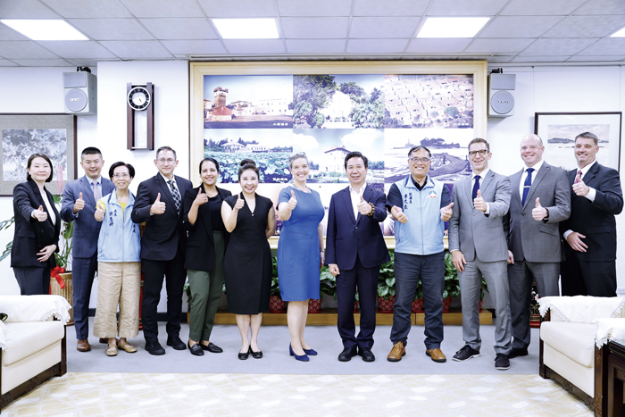 美國在台協會處長孫曉雅、金門縣長陳福海與副縣長李文良和AIT團隊合影。
（縣府提供）