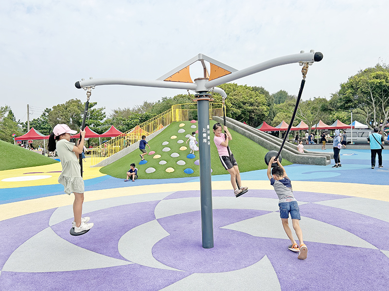 習山湖公園建置的遊樂區設施，吸引小朋友玩樂。（許加泰攝）