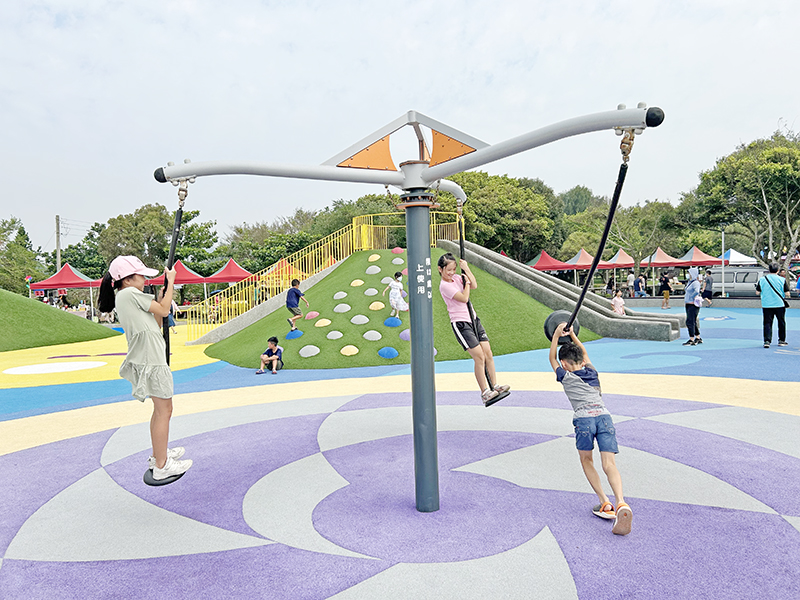 習山湖公園建置的遊樂區設施,吸引小朋友玩樂。(許加泰攝)