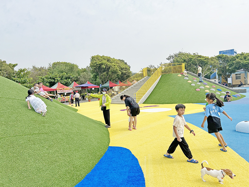 習山湖公園建置的遊樂區設施,吸引小朋友玩樂。(許加泰攝)