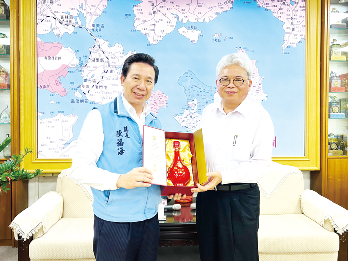 國產署長曾國基日前拜會縣長陳福海，表示國產署願意協助金門縣政府在土地取得、合作開發及土地正義等業務之推動，與縣府共同促進金門永續發展。（金門縣政府提供）