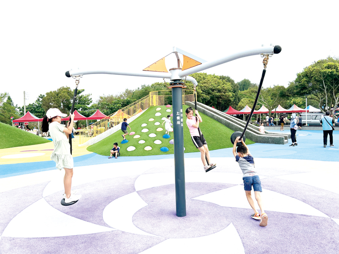 習山湖公園建置的遊樂區設施，吸引小朋友玩樂。（許加泰攝）