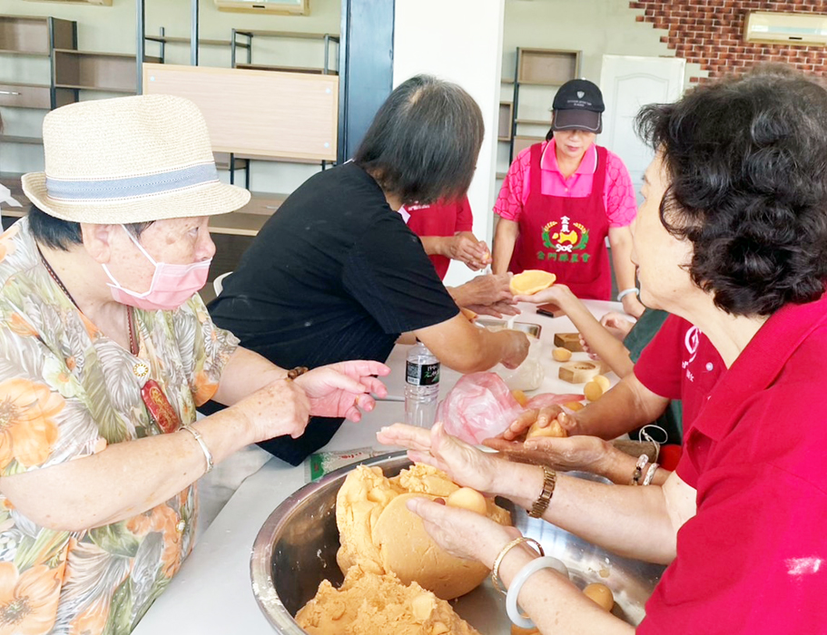 文化園區管理所辦理兩梯次「傳統閩南美食9豬16羊」DIY活動,帶領民眾動手製作印有可愛版「九豬十六羊」圖騰之紅龜粿。
(文化園區管理所提供/陳麗妤攝)