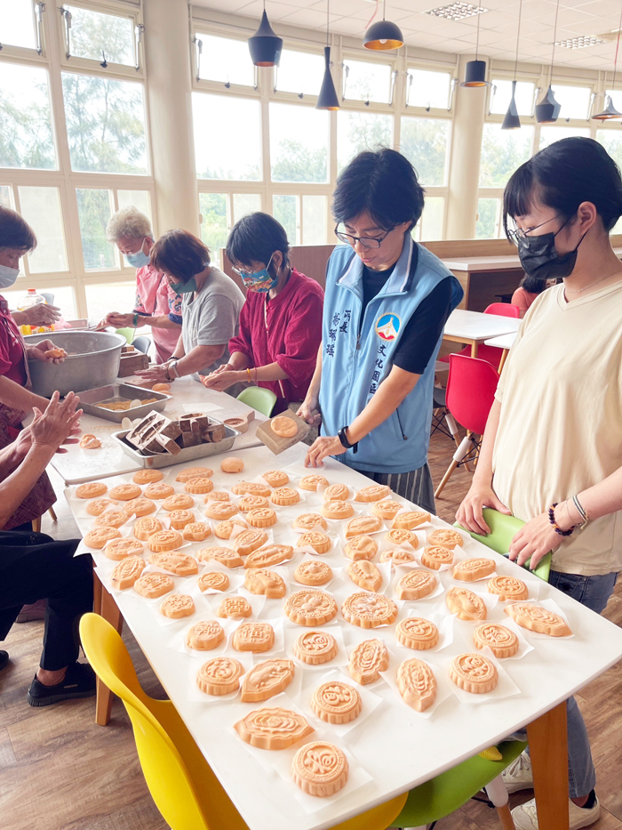 文化園區管理所辦理兩梯次「傳統閩南美食9豬16羊」DIY活動,帶領民眾動手製作印有可愛版「九豬十六羊」圖騰之紅龜粿。
(文化園區管理所提供/陳麗妤攝)