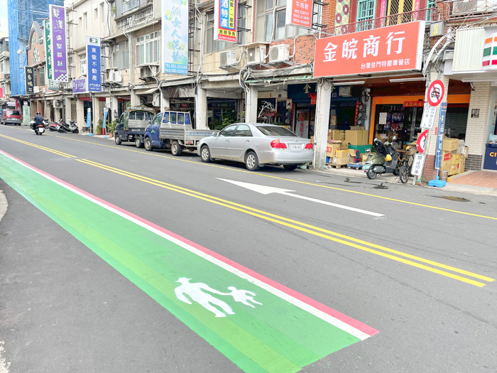 車流量大的金城鎮民族路,車道重新配置,增設標線型人行道、臨時停車區。(觀光處提供)