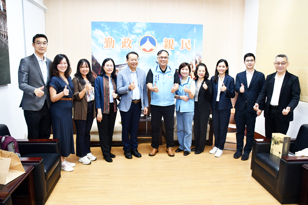 李文良與泰國貿易經濟辦事處代表曾德榮一行合影。（楊水詠攝）