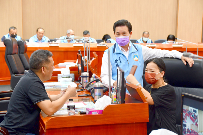 議長洪允典為議員提案簽名情形。（楊水詠攝）