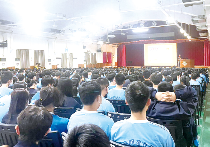 縣警局少年警察隊前往各校辦理強化少年高發犯罪預防宣導。
(縣警局提供)