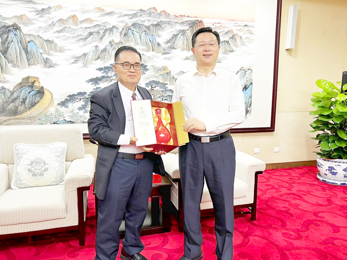 金馬澎聯盟理事長黃獻平(左)致贈和平酒給國台辦副主任潘賢掌(右)。(金馬澎聯盟提供)