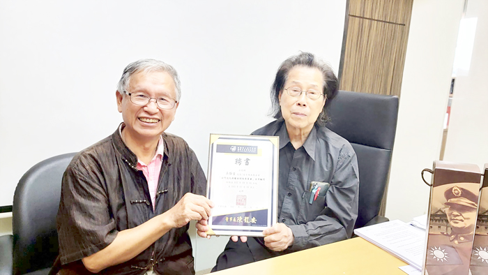 胡璉文化藝術基金會董事長陳龍安教授日前拜會政大名譽教授吳靜吉(右),並聘其為胡璉文化藝術基金會諮詢委員及顧問。
(圖片取自陳龍安教授臉書)