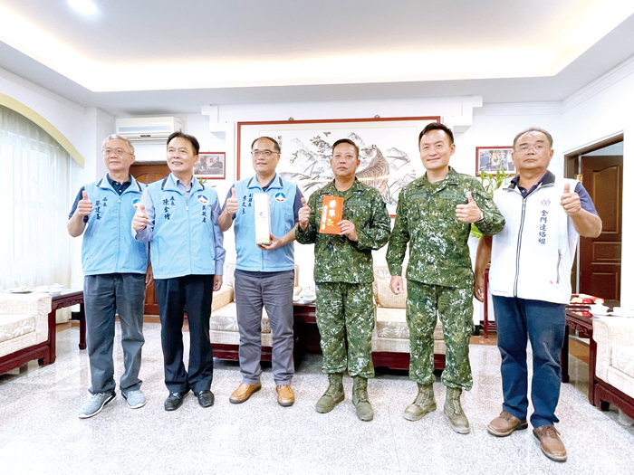 金門縣政府昨日展開秋節慰問行程,由副縣長李文良代表縣長陳福海走訪各單位,慰問並祝賀佳節愉快。(陳冠霖攝)