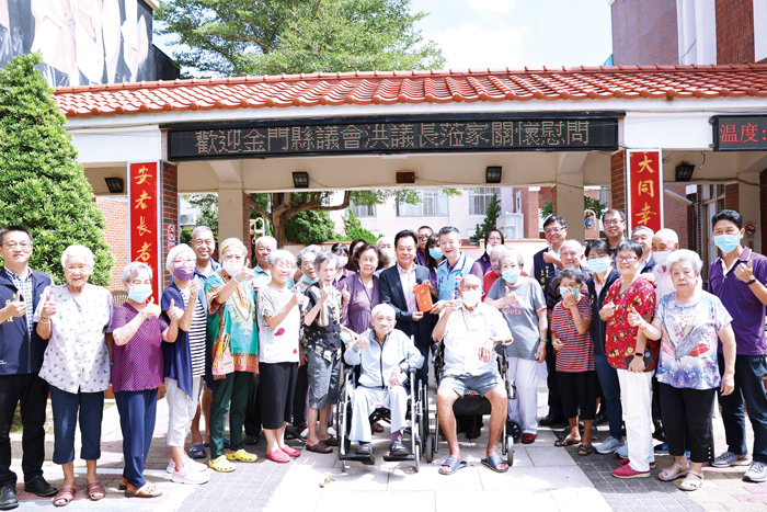 縣議會前往大同之家，向長輩們賀節。（議會提供）