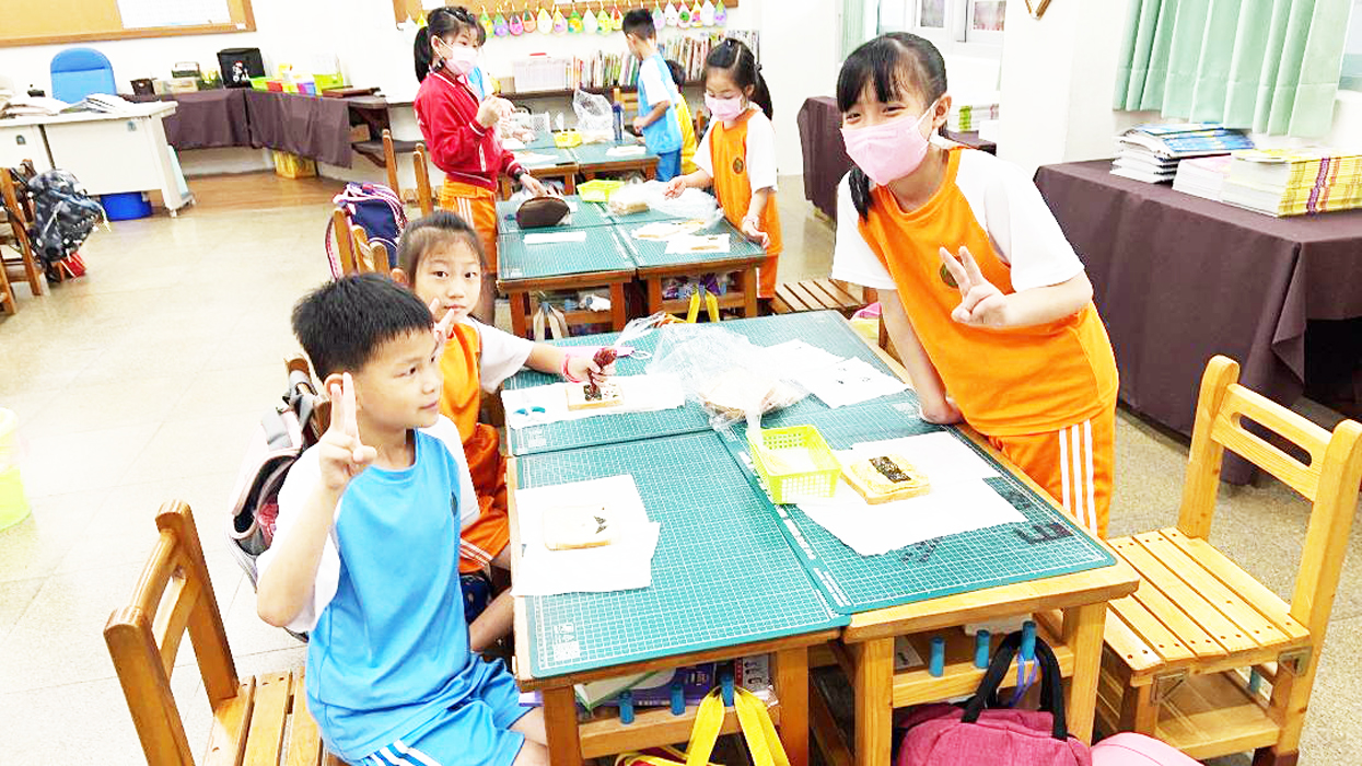 中正國小二年級學童動手做早餐,體會家人準備早餐的辛勞。(照片由中正國小提供)