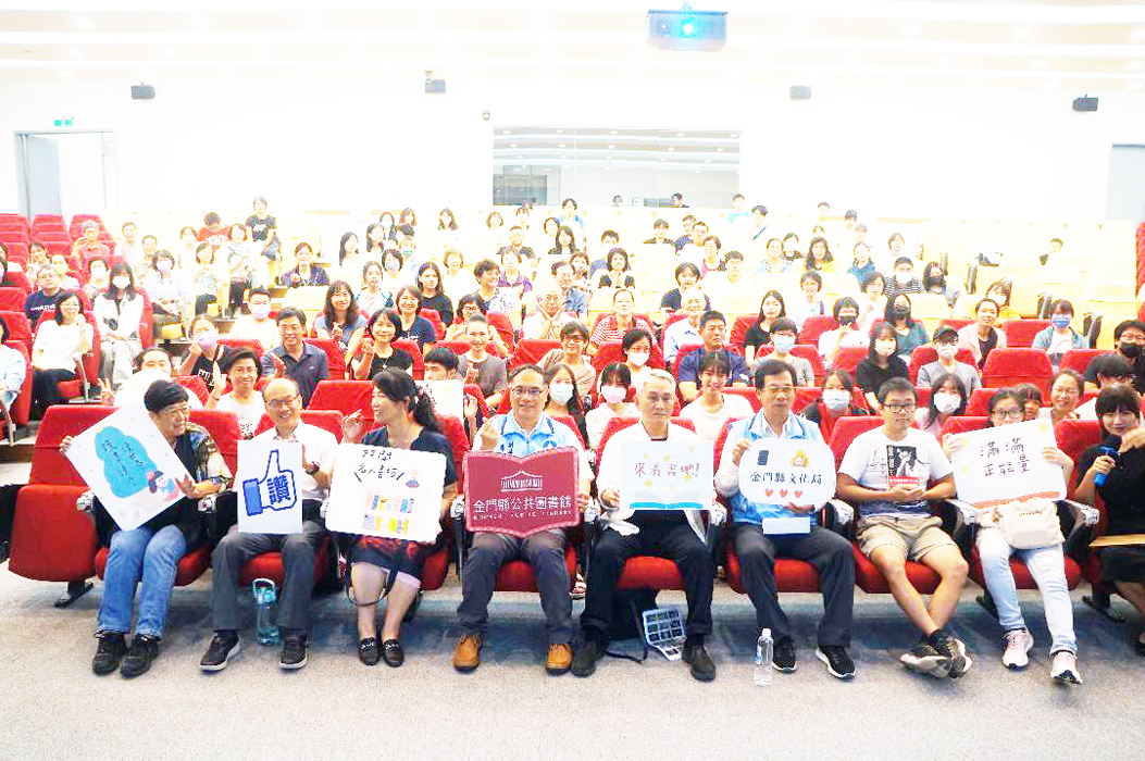 雲門舞集創辦人林懷民,在金大以「鄉下孩子的江湖行│林懷民談雲門歲月」為題演講。(李增汪攝)