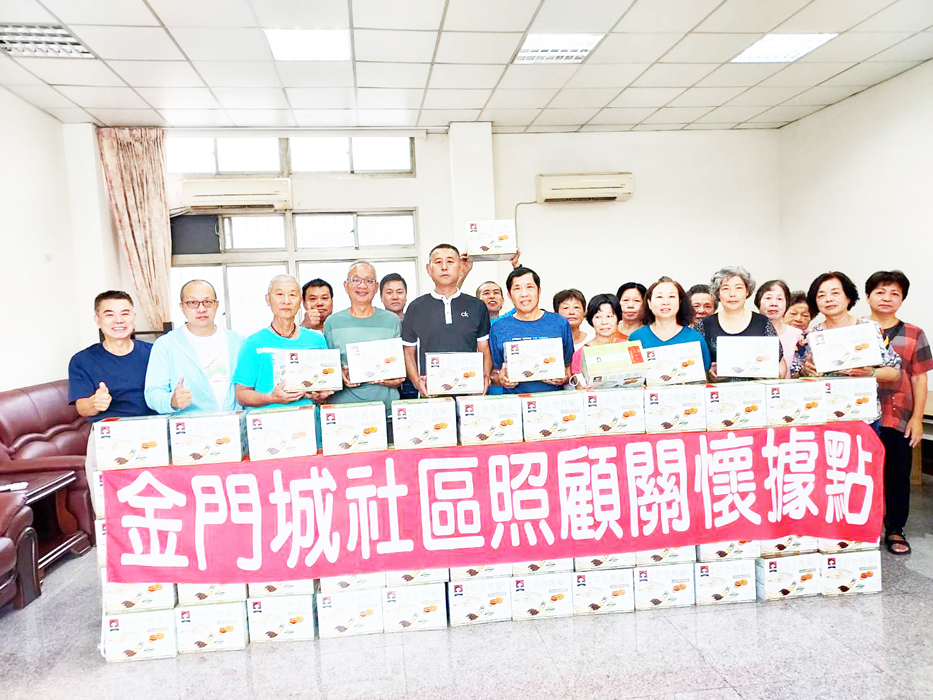 金門城贈送社區民眾秋節賀禮。(金門城社區協會提供)